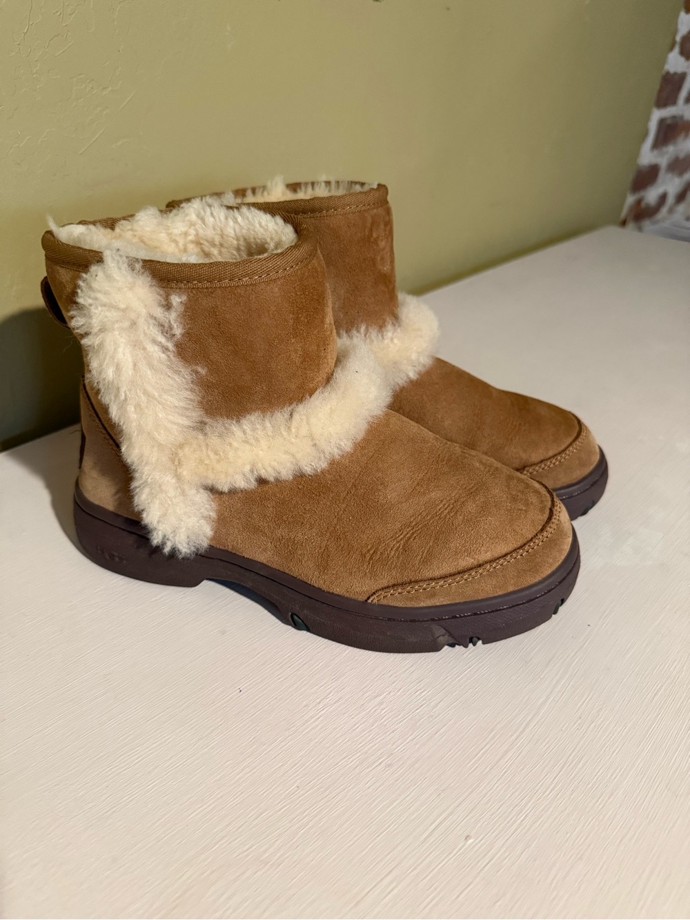 UGG Sunburst Mini Boots Size 6
